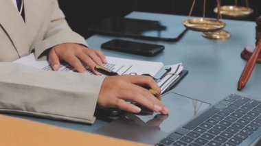 Belge ve yasal belgelerle çalışan avukat veya avukat