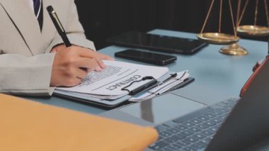 Avukat ofiste dizüstü bilgisayarla çalışıyor..