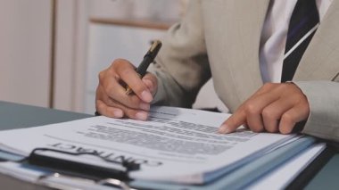 yakın plan - bir belgeyi imzalayan işadamlarının elleri