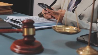 Yargıç Tokmak ve akıllı telefon masadalar. Hukuk ve avukat kavramı