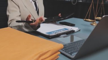 İşadamı dizüstü bilgisayarla çalışıyor