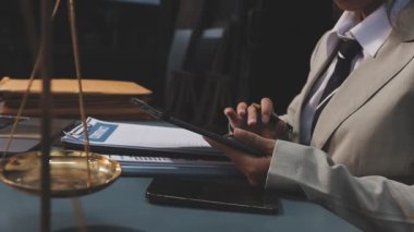 iş kadını tablet kullanma