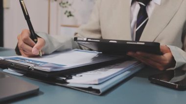 İş adamları toplanıyor ve planlama tartışıyorlar, ofiste buluşuyorlar, takım çalışması ve iş. İş belgelerine sahip işadamı modern ofiste çalışmayı tartışıyor