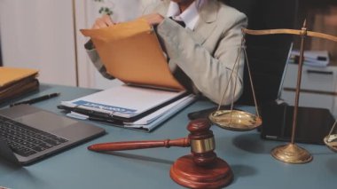 Avukat, avukat ya da yargıç tokmak ve hukuk belgeleri