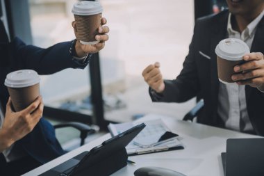 Bir grup iş arkadaşı konferans odasında bir iş görüşmesi yapıyor. Mutlu iş adamları, erkekler ve kadınlar, işbirliği yapıyor ve ortak hedefleri için çalışıyorlar..