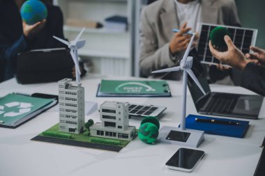 Karbon dengeli fiyat raporu CO2 emisyonu. ESG etik KOBİ ofisindeki gelecekteki büyüme ağı sıfır atığı küresel ısınma sosyal meseleleri projesini koruyor. Bir grup Asyalı SDG 'nin planı
