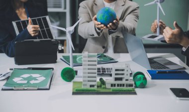 Karbon dengeli fiyat raporu CO2 emisyonu. ESG etik KOBİ ofisindeki gelecekteki büyüme ağı sıfır atığı küresel ısınma sosyal meseleleri projesini koruyor. Bir grup Asyalı SDG 'nin planı