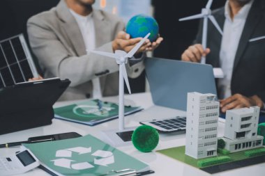 Karbon dengeli fiyat raporu CO2 emisyonu. ESG etik KOBİ ofisindeki gelecekteki büyüme ağı sıfır atığı küresel ısınma sosyal meseleleri projesini koruyor. Bir grup Asyalı SDG 'nin planı