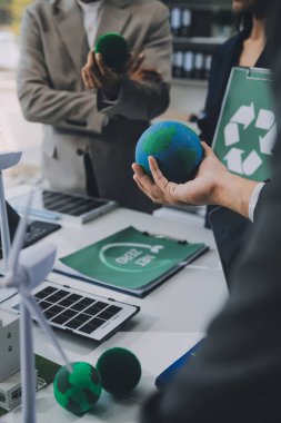 Karbon dengeli fiyat raporu CO2 emisyonu. ESG etik KOBİ ofisindeki gelecekteki büyüme ağı sıfır atığı küresel ısınma sosyal meseleleri projesini koruyor. Bir grup Asyalı SDG 'nin planı