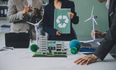 Karbon dengeli fiyat raporu CO2 emisyonu. ESG etik KOBİ ofisindeki gelecekteki büyüme ağı sıfır atığı küresel ısınma sosyal meseleleri projesini koruyor. Bir grup Asyalı SDG 'nin planı