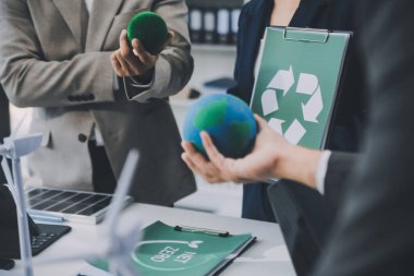 Karbon dengeli fiyat raporu CO2 emisyonu. ESG etik KOBİ ofisindeki gelecekteki büyüme ağı sıfır atığı küresel ısınma sosyal meseleleri projesini koruyor. Bir grup Asyalı SDG 'nin planı