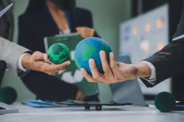 Karbon dengeli fiyat raporu CO2 emisyonu. ESG etik KOBİ ofisindeki gelecekteki büyüme ağı sıfır atığı küresel ısınma sosyal meseleleri projesini koruyor. Bir grup Asyalı SDG 'nin planı