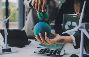 Karbon dengeli fiyat raporu CO2 emisyonu. ESG etik KOBİ ofisindeki gelecekteki büyüme ağı sıfır atığı küresel ısınma sosyal meseleleri projesini koruyor. Bir grup Asyalı SDG 'nin planı