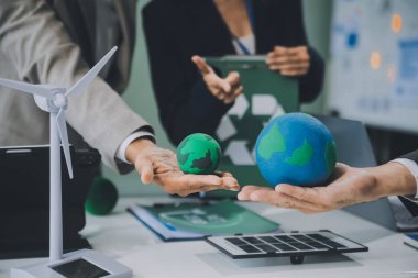 Karbon dengeli fiyat raporu CO2 emisyonu. ESG etik KOBİ ofisindeki gelecekteki büyüme ağı sıfır atığı küresel ısınma sosyal meseleleri projesini koruyor. Bir grup Asyalı SDG 'nin planı