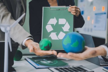 Karbon dengeli fiyat raporu CO2 emisyonu. ESG etik KOBİ ofisindeki gelecekteki büyüme ağı sıfır atığı küresel ısınma sosyal meseleleri projesini koruyor. Bir grup Asyalı SDG 'nin planı
