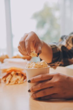 Elinde patlamış mısır kasesi tutan bir kadın.