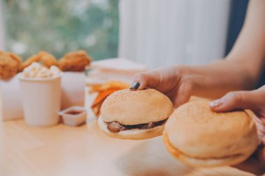 Fast food burger yiyen kadınlar, kovulmuş tavuk, donut ve tatlılarda aşırı yeme bozukluğu.
