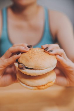 Fast food burger yiyen kadınlar, kovulmuş tavuk, donut ve tatlılarda aşırı yeme bozukluğu.