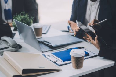 Bir grup iş arkadaşı konferans odasında bir iş görüşmesi yapıyor. Mutlu iş adamları, erkekler ve kadınlar, işbirliği yapıyor ve ortak hedefleri için çalışıyorlar..