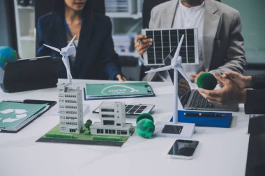 Karbon dengeli fiyat raporu CO2 emisyonu. ESG etik KOBİ ofisindeki gelecekteki büyüme ağı sıfır atığı küresel ısınma sosyal meseleleri projesini koruyor. Bir grup Asyalı SDG 'nin planı