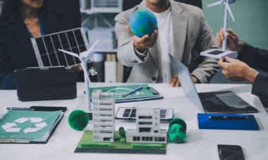 Karbon dengeli fiyat raporu CO2 emisyonu. ESG etik KOBİ ofisindeki gelecekteki büyüme ağı sıfır atığı küresel ısınma sosyal meseleleri projesini koruyor. Bir grup Asyalı SDG 'nin planı