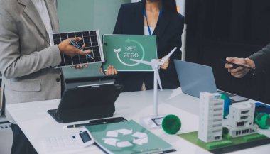 Karbon dengeli fiyat raporu CO2 emisyonu. ESG etik KOBİ ofisindeki gelecekteki büyüme ağı sıfır atığı küresel ısınma sosyal meseleleri projesini koruyor. Bir grup Asyalı SDG 'nin planı