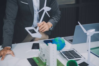 Karbon dengeli fiyat raporu CO2 emisyonu. ESG etik KOBİ ofisindeki gelecekteki büyüme ağı sıfır atığı küresel ısınma sosyal meseleleri projesini koruyor. Bir grup Asyalı SDG 'nin planı