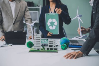 Karbon dengeli fiyat raporu CO2 emisyonu. ESG etik KOBİ ofisindeki gelecekteki büyüme ağı sıfır atığı küresel ısınma sosyal meseleleri projesini koruyor. Bir grup Asyalı SDG 'nin planı