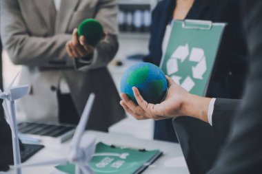Karbon dengeli fiyat raporu CO2 emisyonu. ESG etik KOBİ ofisindeki gelecekteki büyüme ağı sıfır atığı küresel ısınma sosyal meseleleri projesini koruyor. Bir grup Asyalı SDG 'nin planı