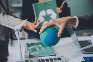 Karbon dengeli fiyat raporu CO2 emisyonu. ESG etik KOBİ ofisindeki gelecekteki büyüme ağı sıfır atığı küresel ısınma sosyal meseleleri projesini koruyor. Bir grup Asyalı SDG 'nin planı