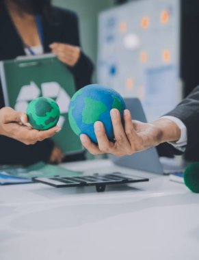 Karbon dengeli fiyat raporu CO2 emisyonu. ESG etik KOBİ ofisindeki gelecekteki büyüme ağı sıfır atığı küresel ısınma sosyal meseleleri projesini koruyor. Bir grup Asyalı SDG 'nin planı