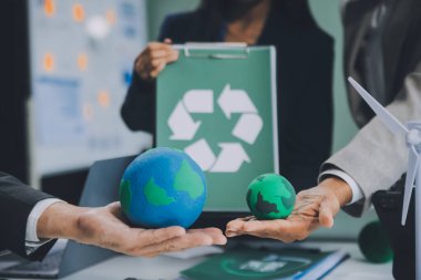 Karbon dengeli fiyat raporu CO2 emisyonu. ESG etik KOBİ ofisindeki gelecekteki büyüme ağı sıfır atığı küresel ısınma sosyal meseleleri projesini koruyor. Bir grup Asyalı SDG 'nin planı