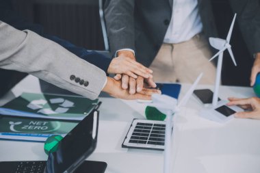 Karbon dengeli fiyat raporu CO2 emisyonu. ESG etik KOBİ ofisindeki gelecekteki büyüme ağı sıfır atığı küresel ısınma sosyal meseleleri projesini koruyor. Bir grup Asyalı SDG 'nin planı