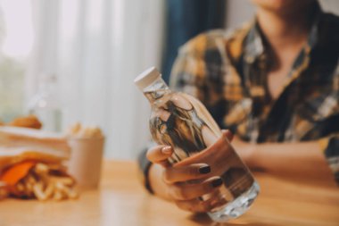 bardak su tutan sağlıklı güzel genç kadın