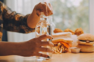 bardak su tutan sağlıklı güzel genç kadın