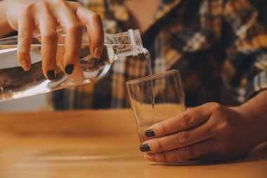 bardak su tutan sağlıklı güzel genç kadın