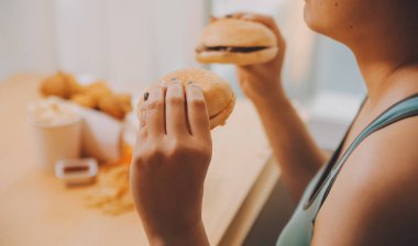 Fast food burger yiyen kadınlar, kovulmuş tavuk, donut ve tatlılarda aşırı yeme bozukluğu.