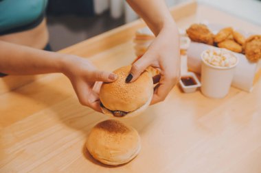 Fast food burger yiyen kadınlar, kovulmuş tavuk, donut ve tatlılarda aşırı yeme bozukluğu.