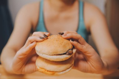 Fast food burger yiyen kadınlar, kovulmuş tavuk, donut ve tatlılarda aşırı yeme bozukluğu.