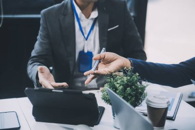 Bir grup iş arkadaşı konferans odasında bir iş görüşmesi yapıyor. Mutlu iş adamları, erkekler ve kadınlar, işbirliği yapıyor ve ortak hedefleri için çalışıyorlar..