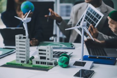 Karbon dengeli fiyat raporu CO2 emisyonu. ESG etik KOBİ ofisindeki gelecekteki büyüme ağı sıfır atığı küresel ısınma sosyal meseleleri projesini koruyor. Bir grup Asyalı SDG 'nin planı