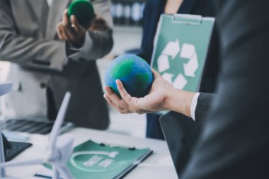 Karbon dengeli fiyat raporu CO2 emisyonu. ESG etik KOBİ ofisindeki gelecekteki büyüme ağı sıfır atığı küresel ısınma sosyal meseleleri projesini koruyor. Bir grup Asyalı SDG 'nin planı