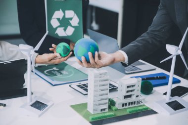 Karbon dengeli fiyat raporu CO2 emisyonu. ESG etik KOBİ ofisindeki gelecekteki büyüme ağı sıfır atığı küresel ısınma sosyal meseleleri projesini koruyor. Bir grup Asyalı SDG 'nin planı