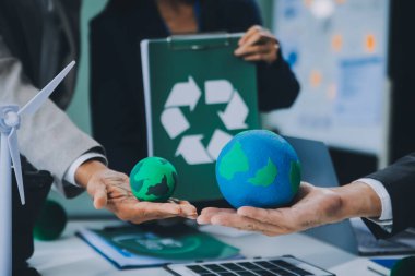 Karbon dengeli fiyat raporu CO2 emisyonu. ESG etik KOBİ ofisindeki gelecekteki büyüme ağı sıfır atığı küresel ısınma sosyal meseleleri projesini koruyor. Bir grup Asyalı SDG 'nin planı