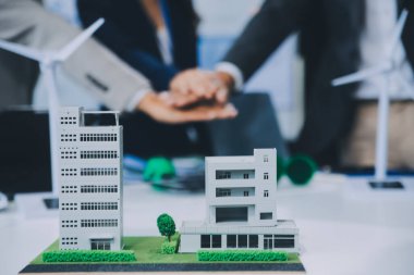 Karbon dengeli fiyat raporu CO2 emisyonu. ESG etik KOBİ ofisindeki gelecekteki büyüme ağı sıfır atığı küresel ısınma sosyal meseleleri projesini koruyor. Bir grup Asyalı SDG 'nin planı