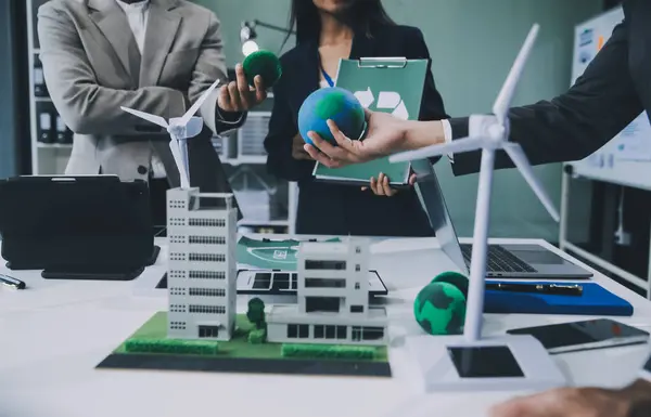 Karbon dengeli fiyat raporu CO2 emisyonu. ESG etik KOBİ ofisindeki gelecekteki büyüme ağı sıfır atığı küresel ısınma sosyal meseleleri projesini koruyor. Bir grup Asyalı SDG 'nin planı