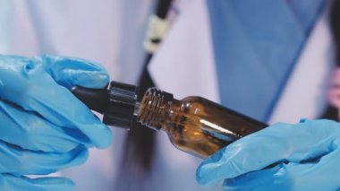 Genç bilim kadını modern bir araştırma laboratuvarında kimyasallarla dikkatlice çalışıyor..