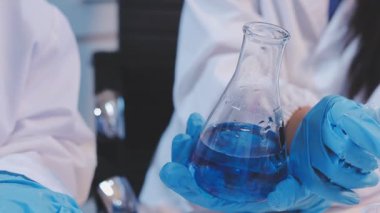 Çağdaş bir laboratuvar ortamında tıbbi araştırma yapan kadın bilim adamları..