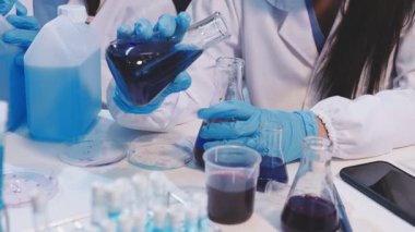 Çağdaş bir laboratuvar ortamında tıbbi araştırma yapan kadın bilim adamları..