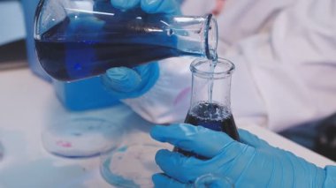 Teknoloji harikası bir laboratuarda tıbbi araştırma için işbirliği yapan genç kadın bilim adamlarından oluşan bir ekip..